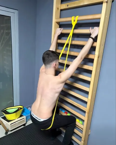 Kinetoterapie pentru postură și coloană: exerciții la spalier pentru adolescenți